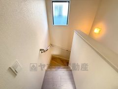 小さなお子様やご高齢の方でも安心できる、手すり付き階段。段差も低めで設定されており、安全性にも優れています。