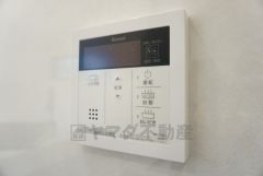 同仕様写真。キッチン横からお湯張り、追い炊き、足し湯がボタン一つで楽々操作できる給湯機リモコンです。忙しい夕飯準備の時間帯に重宝しますね。