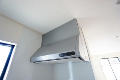 コンロ上には換気扇完備＾＾すぐ横に小窓が設けられているので、換気扇と合わせてWで換気できます＾＾