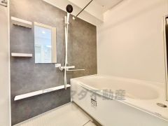 バスルームの洗い場の床材は水はけの良い素材を採用。カビが生えにくい設計になっております。