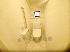 温水洗浄機付トイレです。節水機能もあるので、安心して使えますね。もちろん、1階2階の2ヶ所にトイレがあるので、忙しい朝にもゆとりができますね。