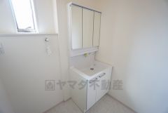 三面鏡つき洗面台。鏡裏にたっぷりとした収納スペースがあります。鏡を閉めてしまえば小物は見えないため、スッキリとした印象の洗面台にできます。