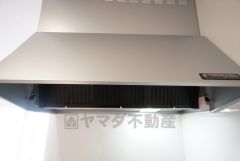 コンロ上には換気扇完備＾＾すぐ横に小窓が設けられているので、換気扇と合わせてWで換気できます＾＾