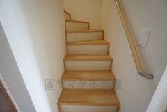 同仕様写真。小さなお子様やご高齢の方でも安心できる、手すり付き階段。段差も低めで設定されており、安全性にも優れています。