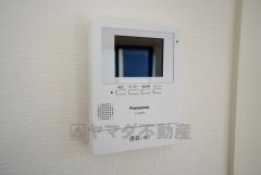 防犯性、セキュリティ対策に安心できるテレビモニター付きインターフォンです。セールスマン対策にもなり安心できます。