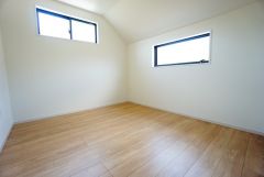 2面採光を確保した明るい室内は、風通しも良く、大変居心地の良い空間となっております。日当たりがよく、子供部屋としての利用もおすすめ。