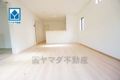 リビングは広々とした設計で、家族が集い、寛ぐ暮らしの空間を演出しています。思い思いの時間を過ごしたり、家族みんなで食事をしたり、素敵な団らんの場になりますね。