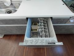 食事の後の手間を解消する食器洗い乾燥機付。冬場の洗い物で手荒れの悩みもなくなります。手洗いよりも節約できて便利。