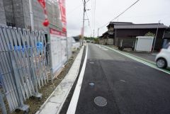 現地（2025年6月9日）撮影。現地（2025年4月25日）撮影。前面道路は広く、車同士がすれ違うスペースが十分にあります。落ち着いた住宅地内で快適な生活を実現してみませんか＾＾