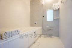 足を伸ばせる浴槽で毎日の疲れを癒してください。