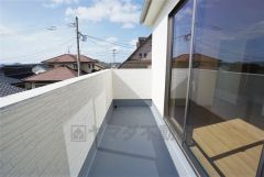 同仕様写真。陽当たりの良いバルコニーです。お洗濯やお布団干しはもちろん、日光浴スペースにも。