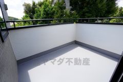 陽当たりの良いバルコニーです。お洗濯やお布団干しはもちろん、日光浴スペースにも。足元は防水工事施工済です。