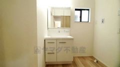 湿気がこもりやすい洗面脱衣所には小窓を設置。換気にも採光にも重宝しそうですね＾＾