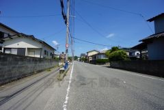 1号棟前面道路。大型車の通行が少なく、騒音や振動が少ないので静かで快適な生活を送れます。