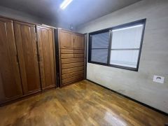 暖かい日差しが差し込む洋室。クローゼット完備でバルコニーにも面しているのでしっかり明るい部屋となります。