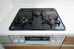 同時にたくさんの料理が調理できる3口コンロ。長時間熱を通しておきたい煮込み料理を作りながら、炒め物など同時進行で進められます。