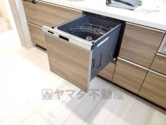 食事の後の手間を解消する食器洗い乾燥機付。冬場の洗い物で手荒れの悩みもなくなります。手洗いよりも節約できて便利。