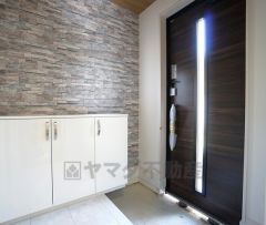 同仕様写真。ご家族の靴をスッキリと片付けられるシューズボックス付きの玄関です＾＾スッキリと片付いた玄関は気持ちがいいです。