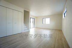 大きな掃き出し窓のあるリビングは、陽光あふれる明るい空間です。ゆったりと寛げる憩いの場となりそうです。