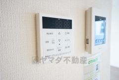 キッチン横からボタンひとつで操作が楽々。