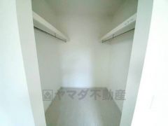 収納力豊富なウォークインクローゼット。洋服や小物などを1箇所にまとめて美しい収納を実現します。スーツケースのような大型の荷物も置けます＾＾