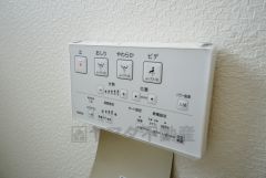 同仕様写真。壁リモコンタイプのウォシュレット付き。すっきりした見た目で、トイレ奥の掃除もしやすいです。