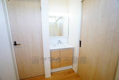 三面鏡つき洗面台。鏡裏にたっぷりとした収納スペースがあります。鏡を閉めてしまえば小物は見えないため、スッキリとした印象の洗面台にできます。