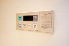 湯量・湯温の設定、そして保温までワンタッチのフルオートバス。便利な追い炊き機能付きです。