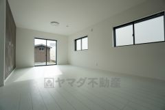 リビングは広々とした設計で、家族が集い、寛ぐ暮らしの空間を演出しています。