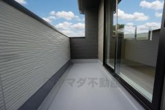 陽当たりの良いバルコニーです。お洗濯やお布団干しはもちろん、日光浴スペースにも。足元は防水工事施工済です。