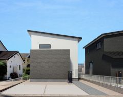 外壁に特殊なコーティングを使用しており、 雨が汚れを洗い流し、日常の汚れからも住まいをしっかり守ります。