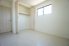 暖かい日差しが差し込む洋室。たっぷり収納できるクローゼット付きでお部屋の中をすっきりと快適に保てます。