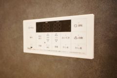 湯量・湯温の設定、そして保温までワンタッチのフルオートバス。便利な追い炊き機能付きです。