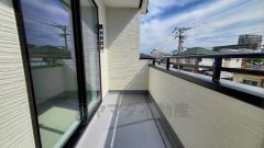 陽当たりの良いバルコニーです。お洗濯やお布団干しはもちろん、日光浴スペースにも。足元は防水工事施工済です。