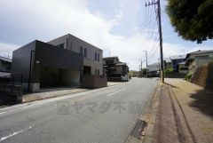 大きな車でも駐車しやすいため、車のサイズを気にせず好きな車に乗れます。駐車スペースも5台確保、来客時にも便利＾＾