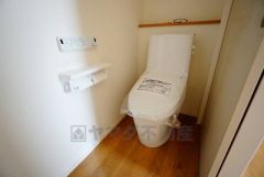 壁リモコンタイプのウォシュレット付き。すっきりした見た目で、トイレ奥の掃除もしやすいです。