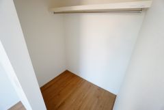 同仕様写真。収納力豊富なウォークインクローゼット。洋服や小物などを1箇所にまとめて美しい収納を実現します。スーツケースのような大型の荷物も置けます＾＾