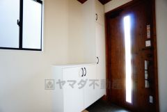 採光も考えられた明るい玄関です。