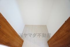 2階の廊下にも収納を確保。各居室に入りきれなかった荷物や、2階で使用する日用品のストック置き場に便利です。