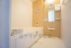 1日の疲れを癒すくつろぎのバスルーム。足を伸ばしてもゆったりと入れるサイズです。お子様と一緒にお風呂に入っても狭くないですね^^