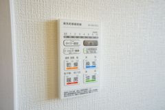 浴室暖房乾燥機付き。天候に左右されず、いつでも好きなときに洗濯物を干せるので、仕事や家事で忙しい方に重宝します。