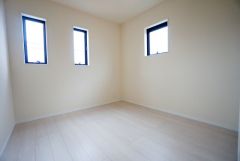 2面採光を確保した明るい室内は、風通しも良く、大変居心地の良い空間となっております。日当たりがよく、子供部屋としての利用もおすすめ。
