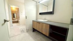 三面鏡つき洗面台。鏡裏にたっぷりとした収納スペースがあります。鏡を閉めてしまえば小物は見えないため、スッキリとした印象の洗面台にできます。