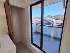 2階の廊下にも収納を確保。各居室に入りきれなかった荷物や、2階で使用する日用品のストック置き場に便利です。