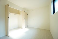 住む人のこだわりを活かす洋室。日当たりがよく、寝室としての利用もおすすめ。広めのクローゼットには荷物をすっきり片付けられ、ゆとりのある暮らしが出来ます＾＾
