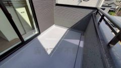 陽当たりの良いバルコニーです。お洗濯やお布団干しはもちろん、日光浴スペースにも。足元は防水工事施工済です。