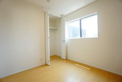 机やベッドを置いても広々とした空間です＾＾日当たりがよく、子供部屋としての利用もおすすめ。クローゼット付きなので、すっきりと整理整頓でき気持ちよく過ごせますね＾＾