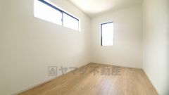 暖かい日差しが差し込む洋室。たっぷり収納できるクローゼット付きでお部屋の中をすっきりと快適に保てます。