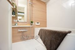 バスルームの洗い場の床材は水はけの良い素材を採用。カビが生えにくい設計になっております。