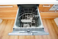 食後の時間にゆとりを与えてくれる食器洗い乾燥機。操作ボタンも上面にあるので、腰をかがめずに操作が楽々。